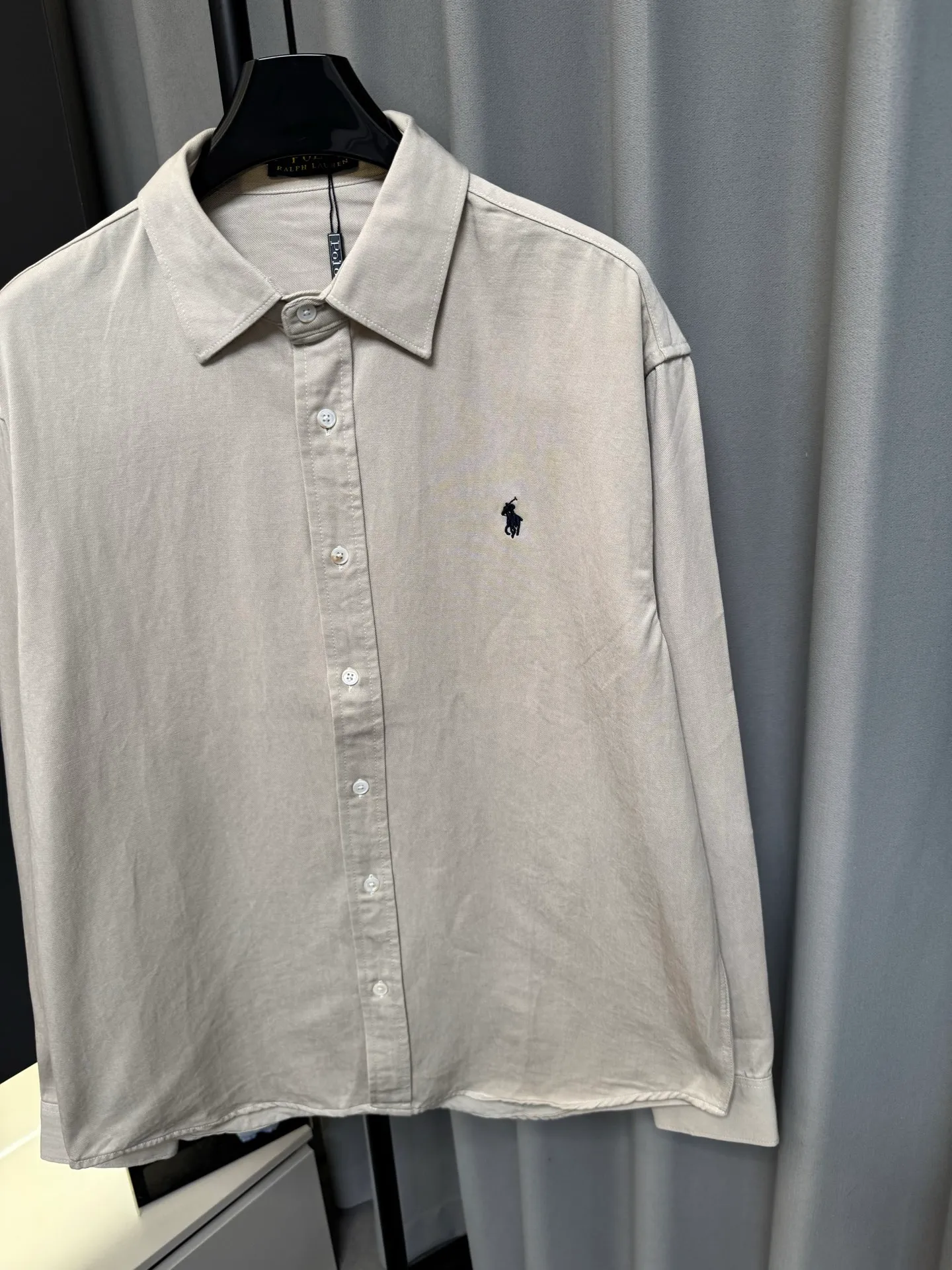 [Premium Replica] Rah Lauren/Raff 26Ss War Horse Embroidered Classic Tencel Shirt Jacket, 55% Tencel + 45% Cotton, feels great, sold through trading company channels, in perfect condition, classified as cabinet level, predictable Hot Sale, advanced custom-made imported high-grade Tencel fabric, master tailoring, invincible texture, excellent skin-friendly, very outstanding aesthetic design, exquisite craftsmanship, smooth lines, perfect match! Easily upgrade your sense of fashion, with high recognition, great upper body effect, extremely sophisticated workmanship, and neat and meticulous wiring. The Premium Quality version can be used for business or daily leisure. Color: Milk Gray Size: m/l/xl/2xl